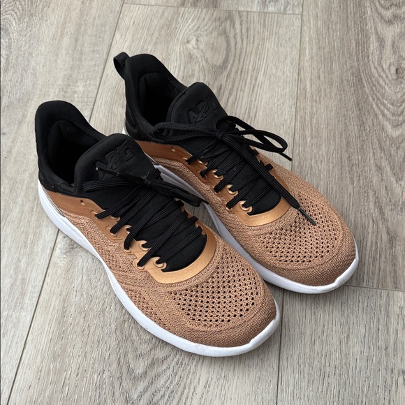 APL women’s limited edition shoes size 9.5 - Picture 1 of 2